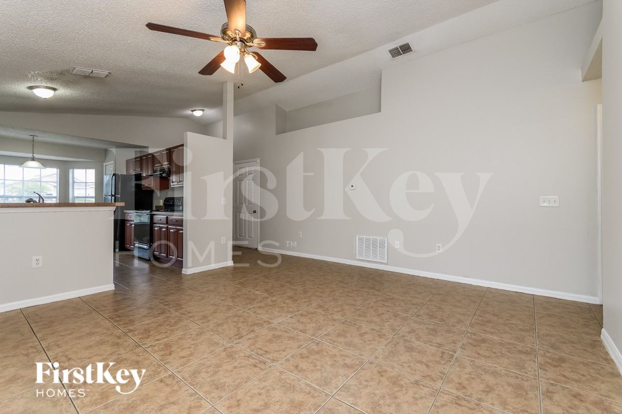 6556 Viewpoint Ct - Photo 3 of 16