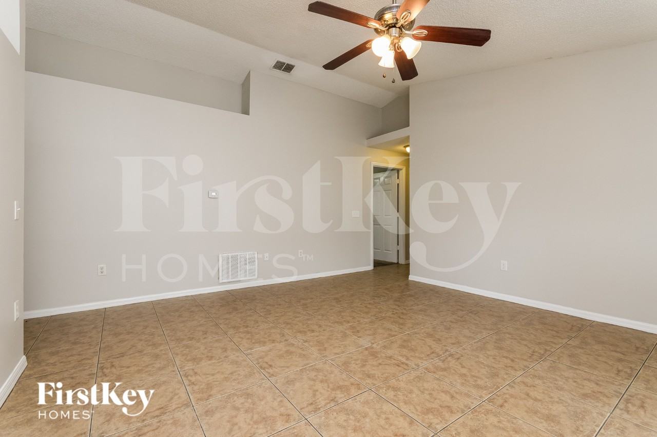 6556 Viewpoint Ct - Photo 4 of 16