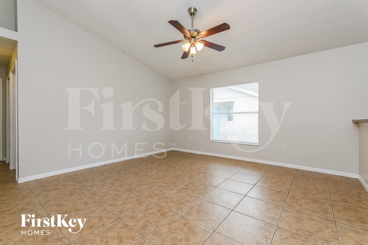 6556 Viewpoint Ct - Photo 5 of 16