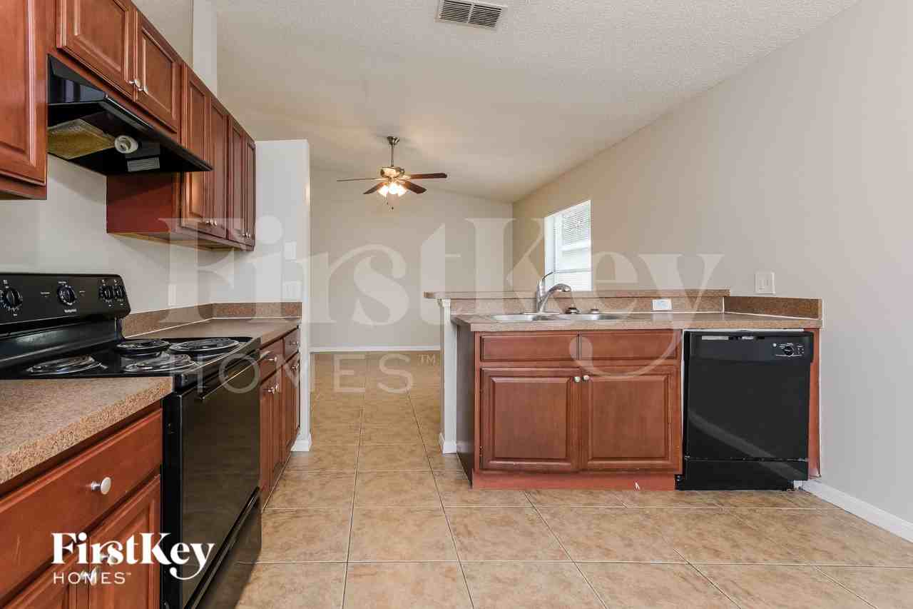 6556 Viewpoint Ct - Photo 7 of 16