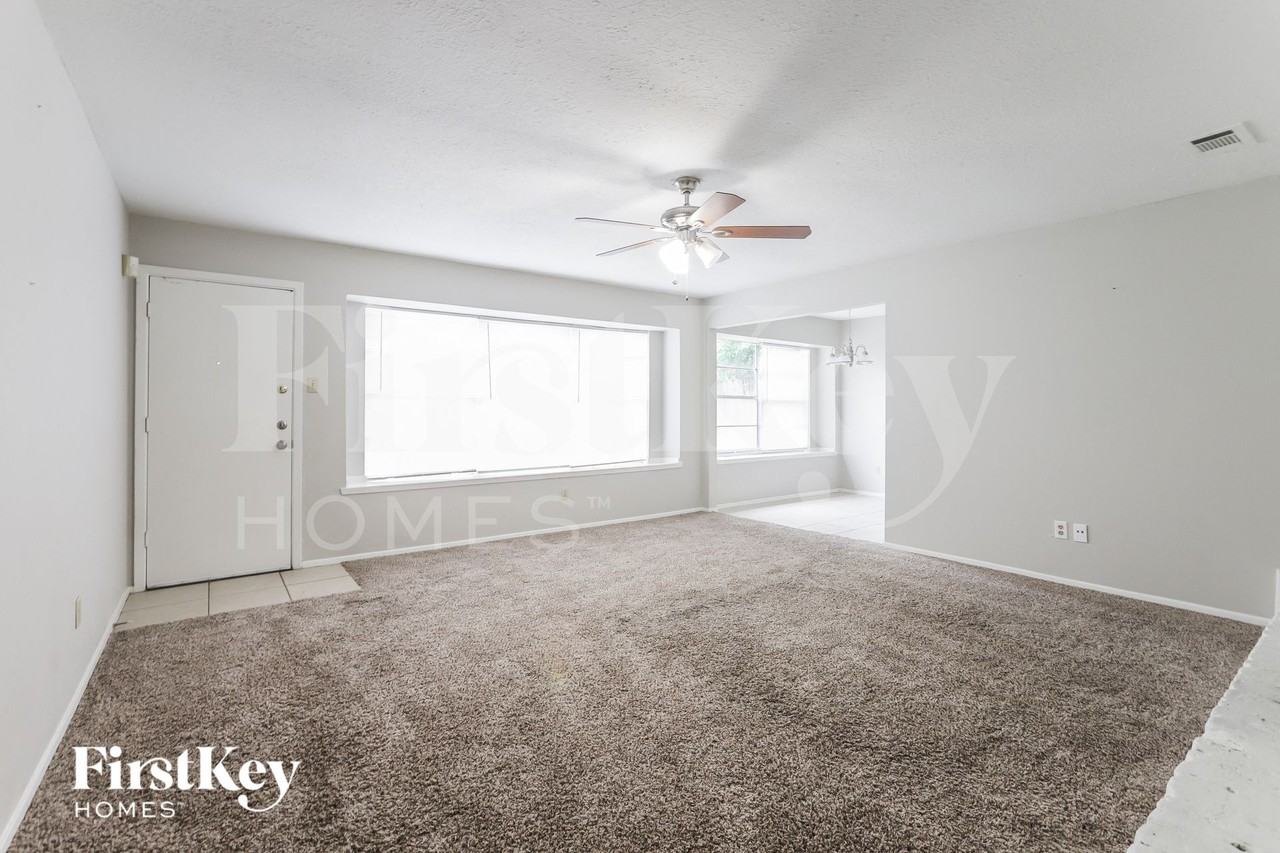 4426 Adonis Dr - Photo 3 of 15