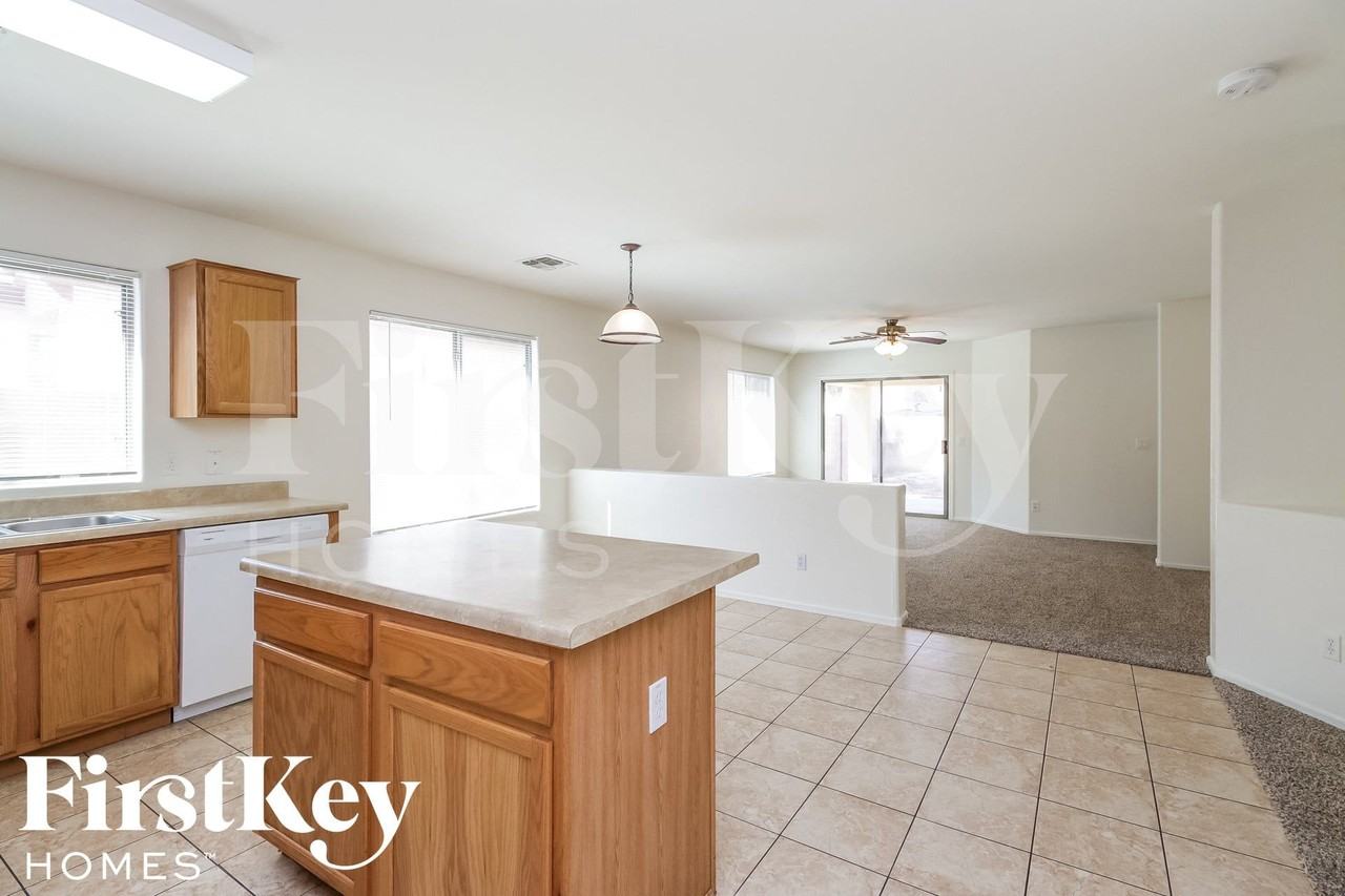 3688 W Santa Cruz Ave - Photo 5 of 15
