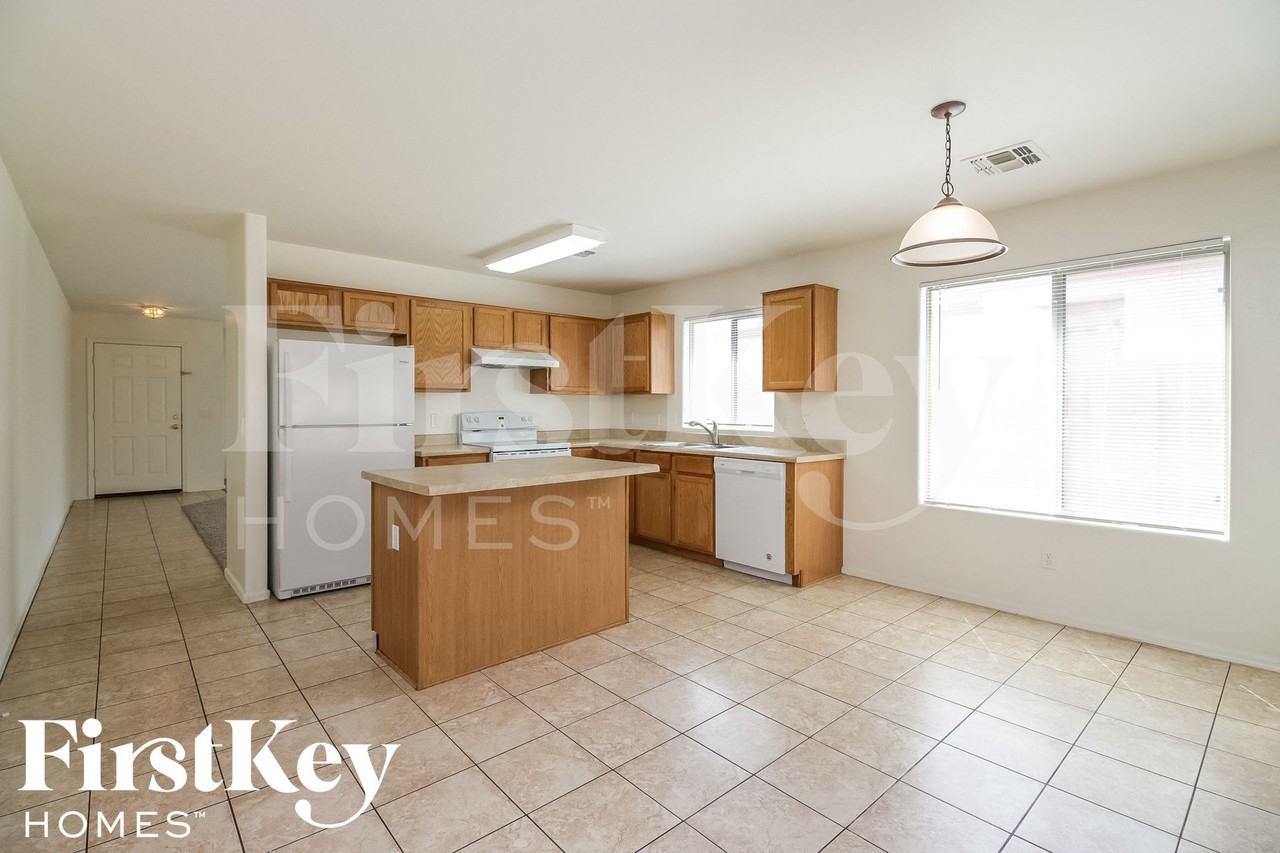 3688 W Santa Cruz Ave - Photo 7 of 15