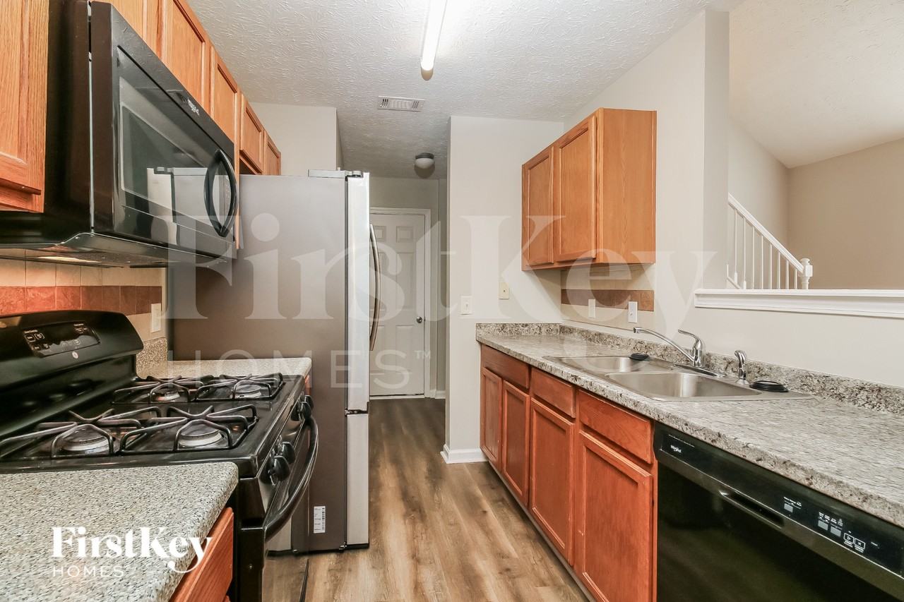 3080 Lakeside Cir - Photo 7 of 19