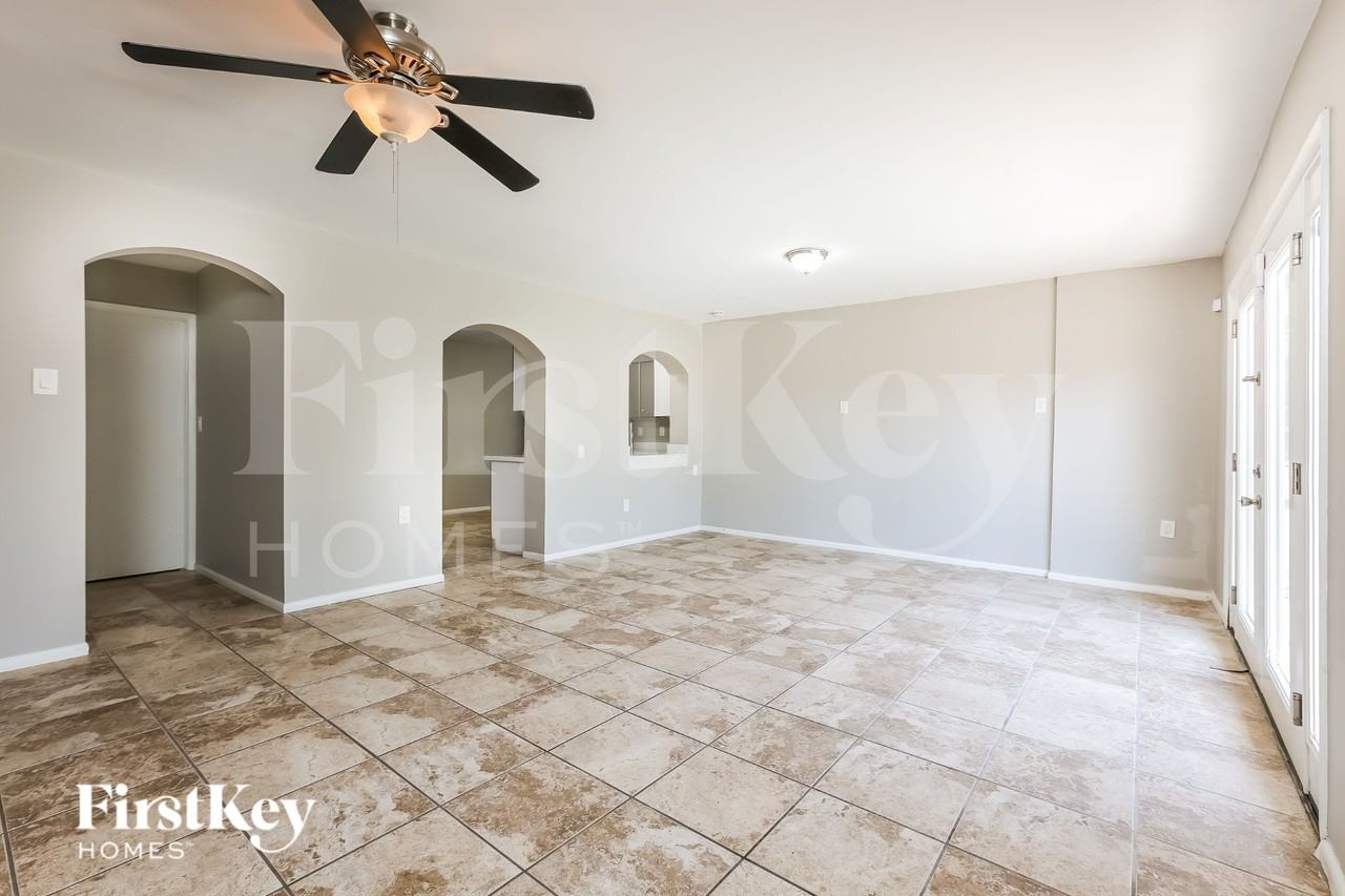 205 E Orchid Ln - Photo 4 of 16