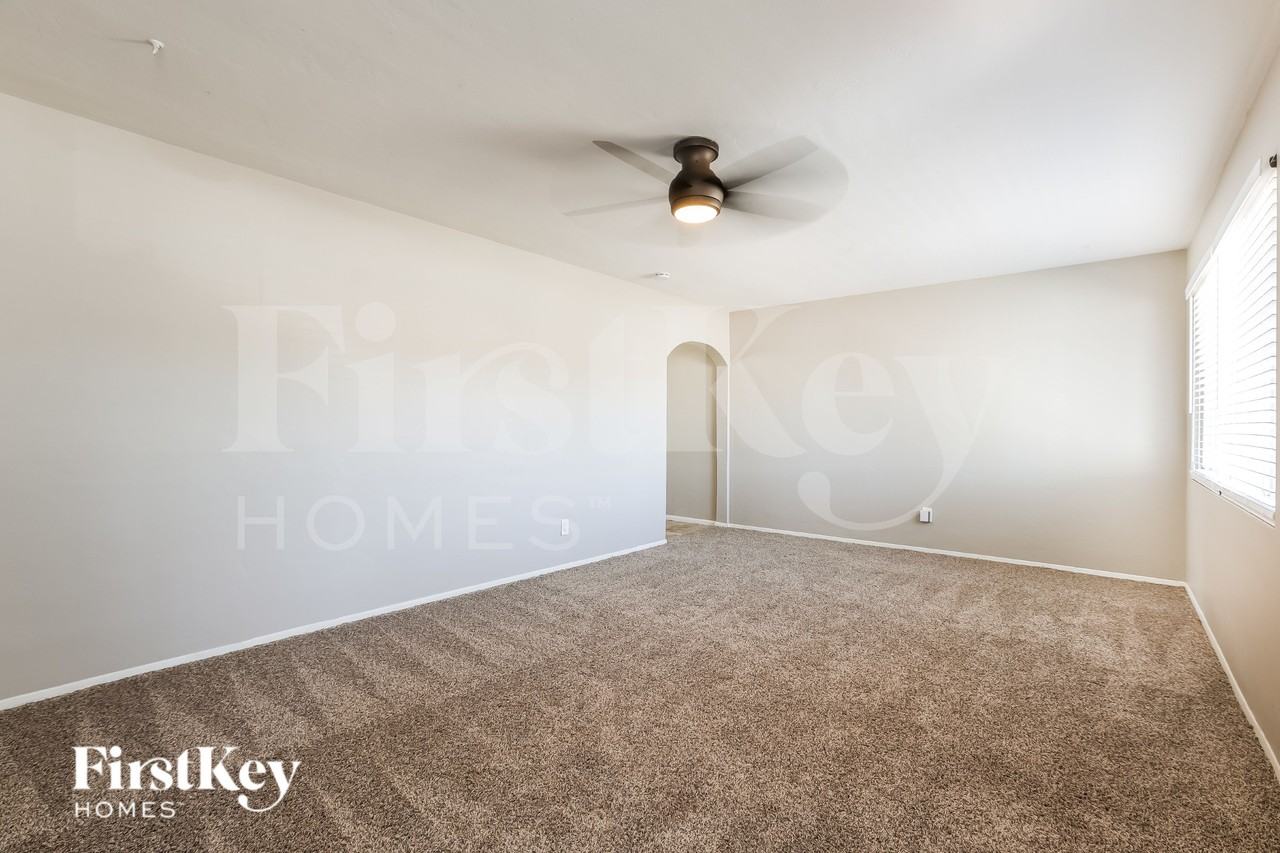 205 E Orchid Ln - Photo 7 of 16