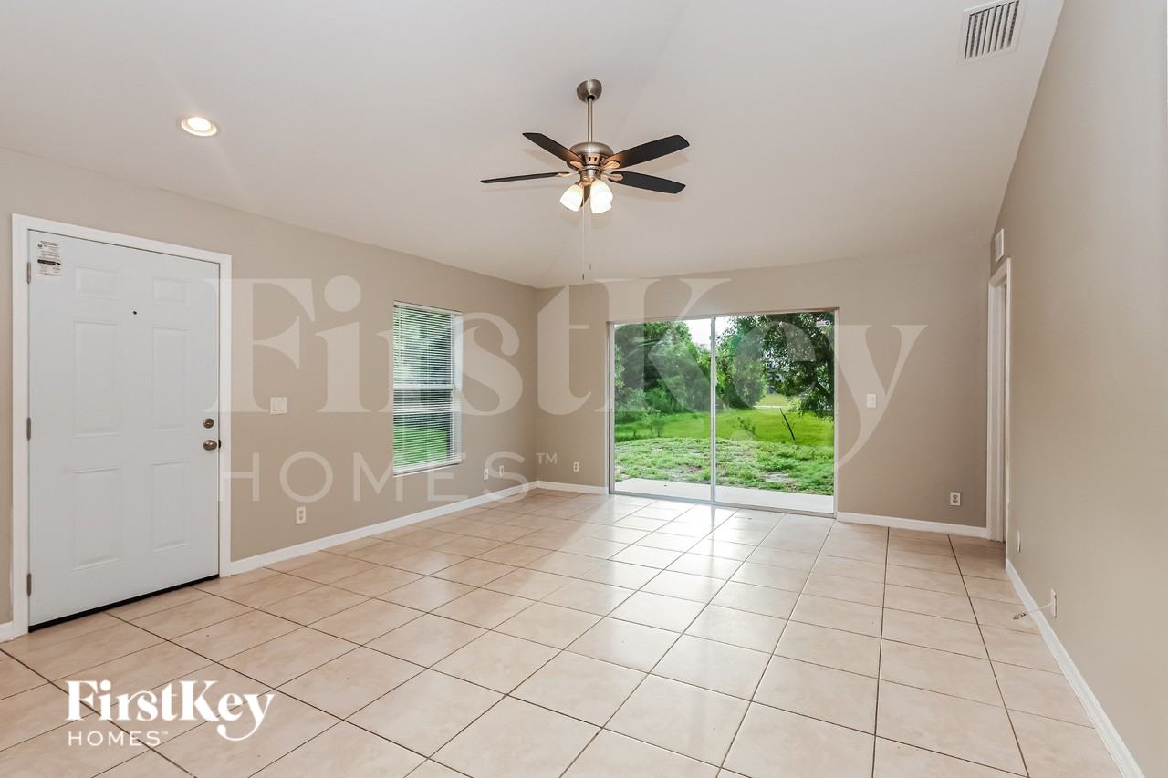1113 Harry Ave S - Photo 4 of 19