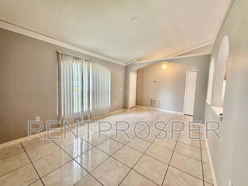 220 Canterbury Ct - Photo 3 of 21