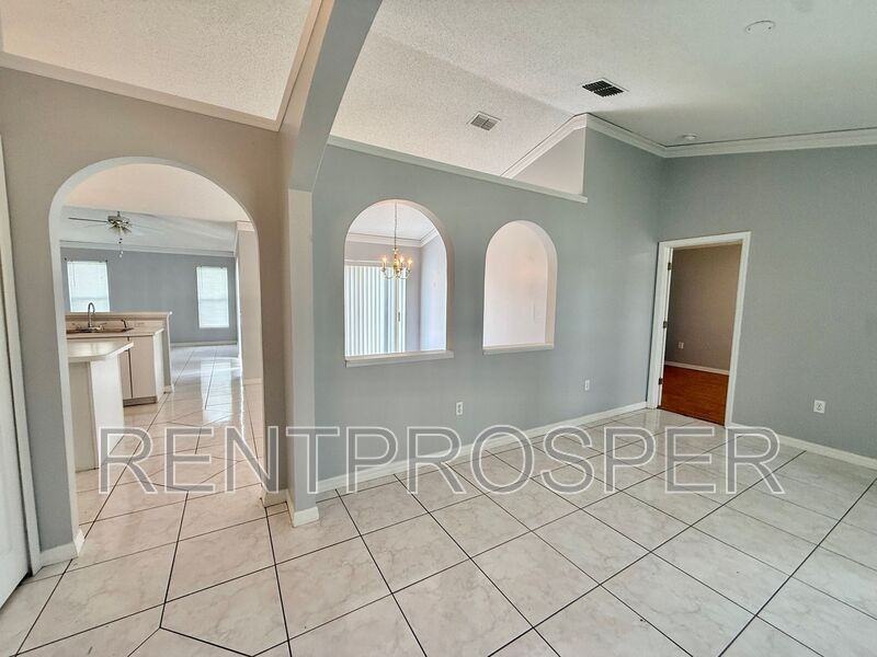 220 Canterbury Ct - Photo 4 of 21