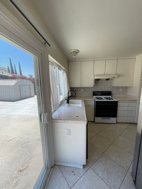 3356 Valencia Hill Dr - Photo 2 of 8