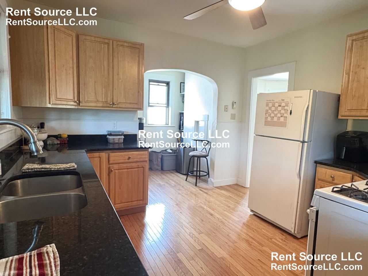 35 Stoughton St - Photo 4 of 20