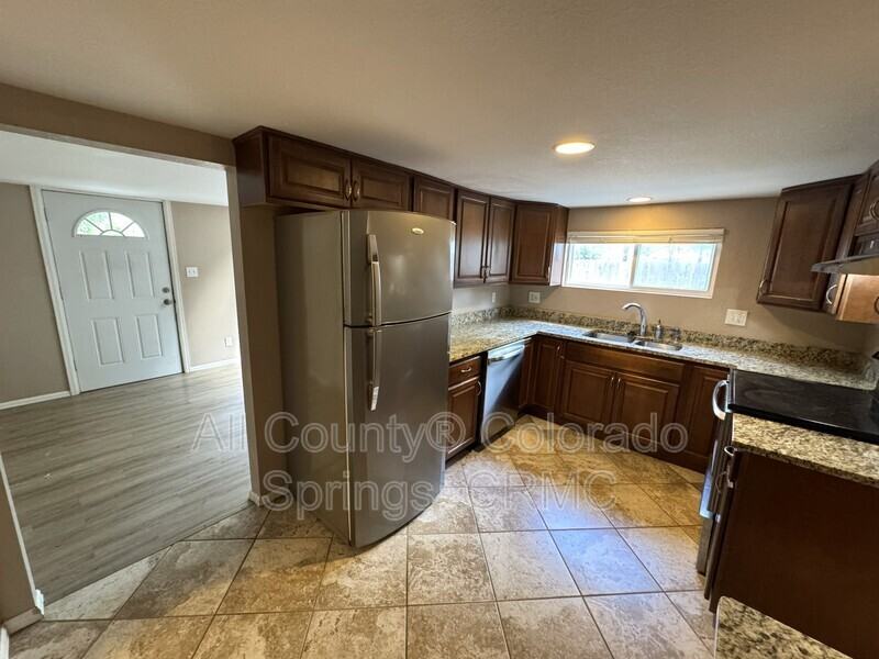 822 S Logan Ave - Photo 4 of 13
