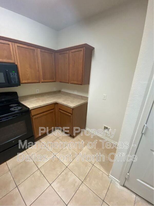 2734 Hyde Park Dr - Photo 2 of 19