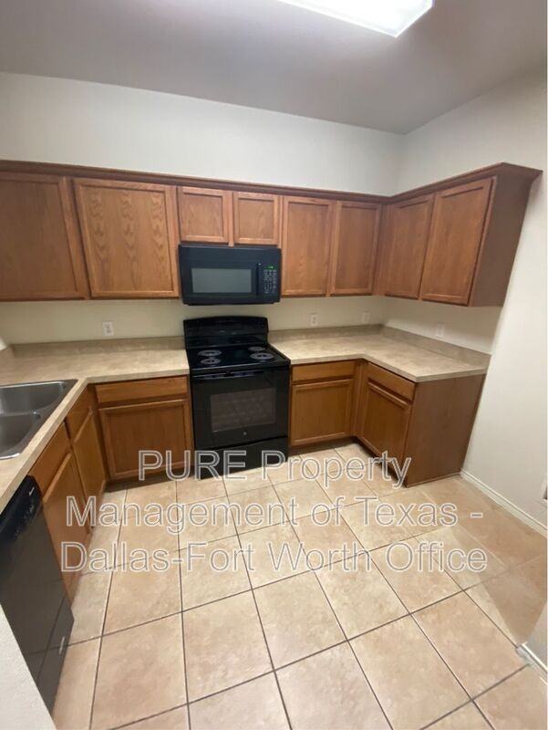 2734 Hyde Park Dr - Photo 3 of 19