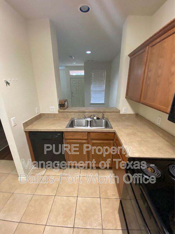 2734 Hyde Park Dr - Photo 4 of 19