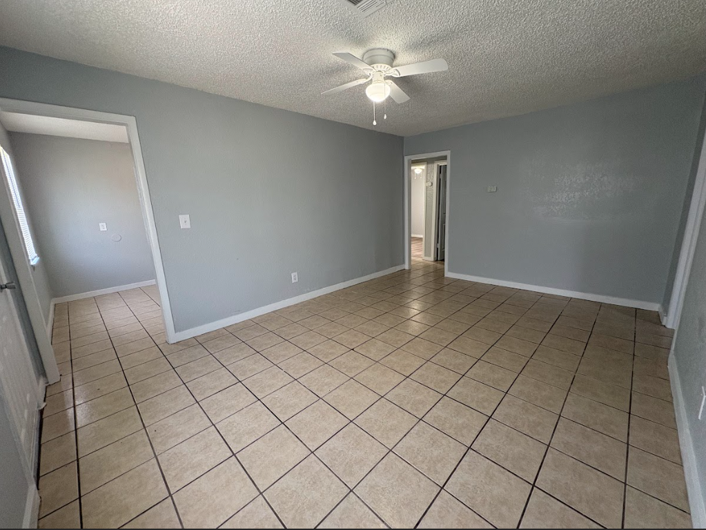 1004 Sw 62nd St - Photo 3 of 15