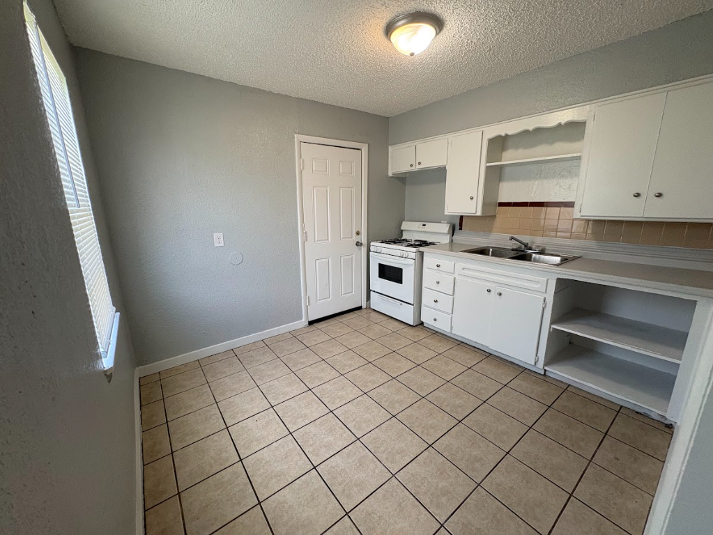 1004 Sw 62nd St - Photo 4 of 15