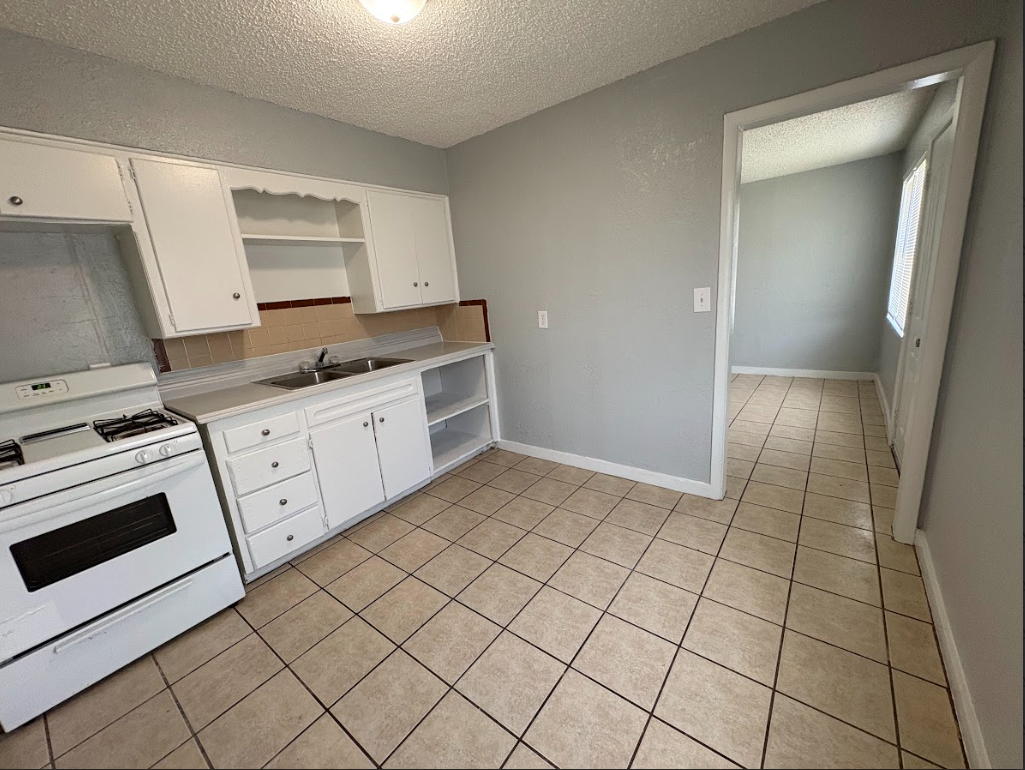 1004 Sw 62nd St - Photo 5 of 15