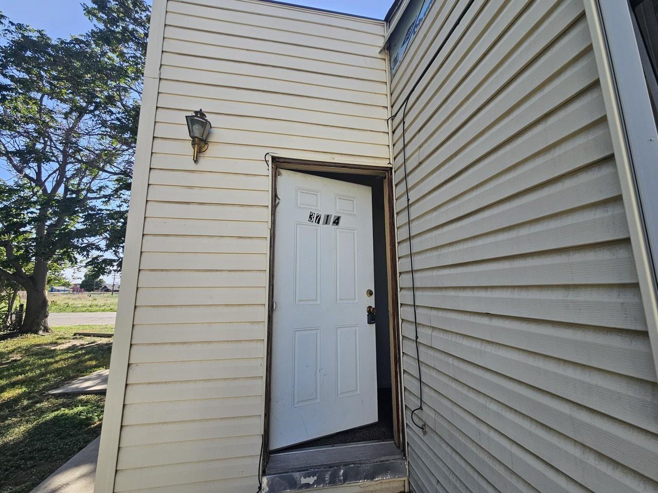3714 Central St - Photo 2 of 7