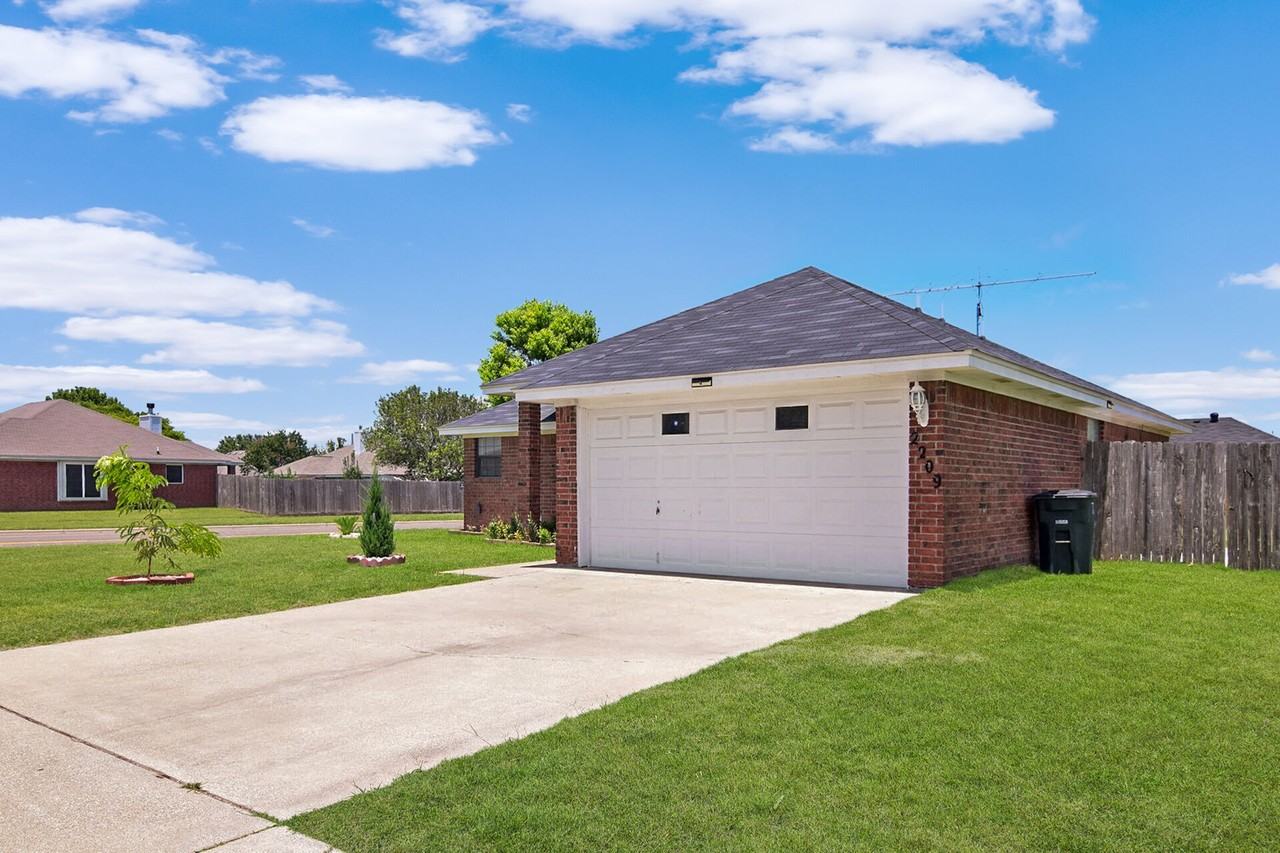 2209 Sandstone Dr - Photo 3 of 17
