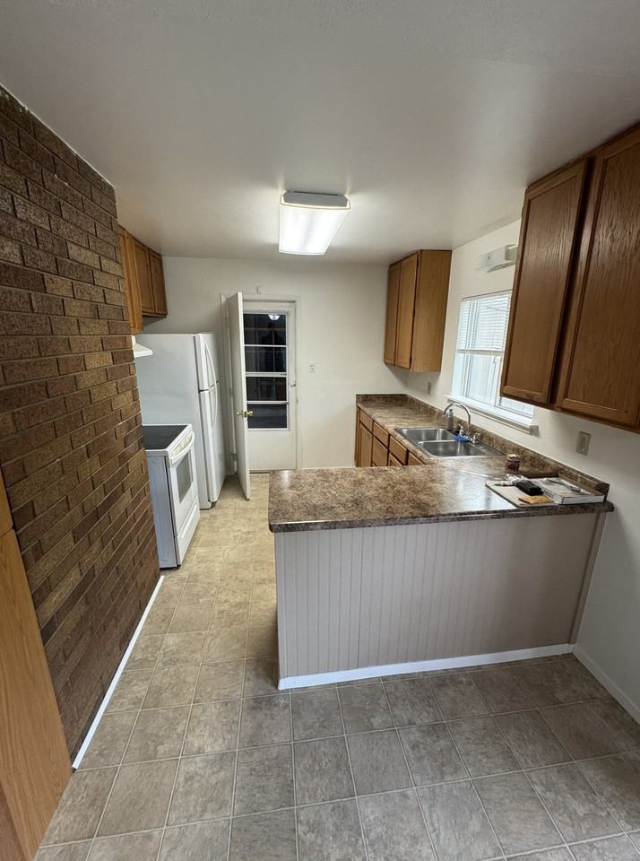 905 Oak St - Photo 4 of 14