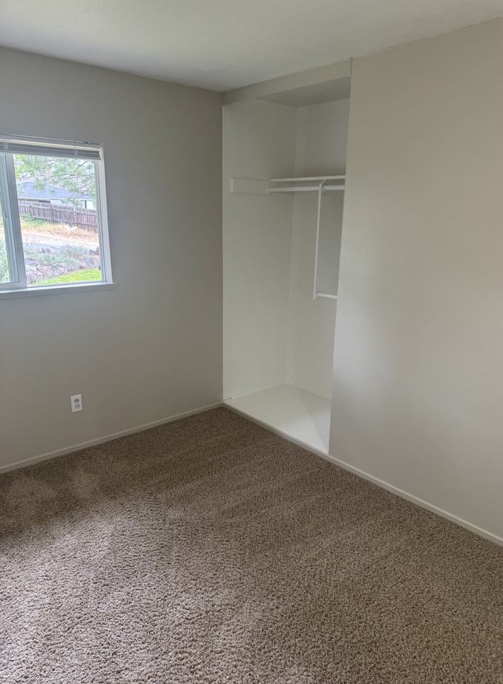 905 Oak St - Photo 5 of 14