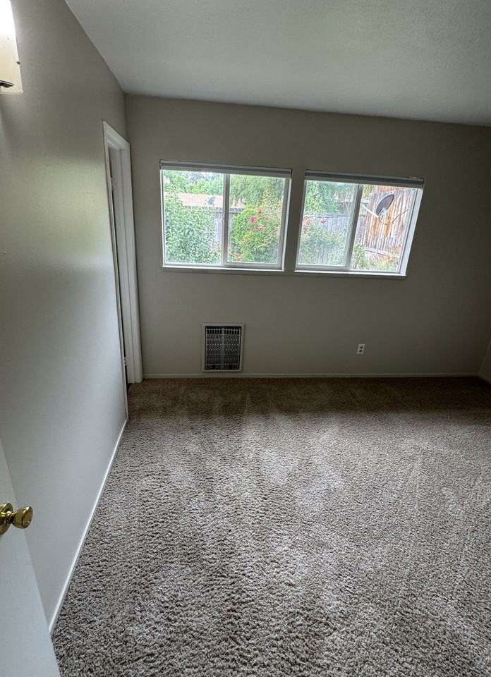 905 Oak St - Photo 7 of 14