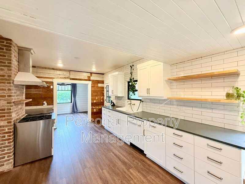 2234 N L St - Photo 5 of 39