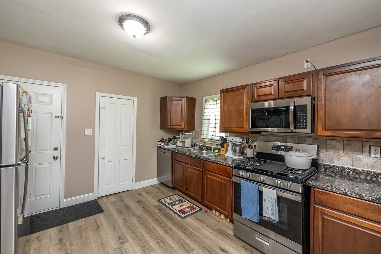 5811 Bridge Ave - Photo 4 of 17