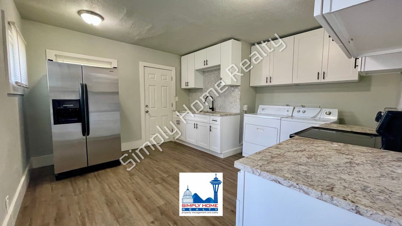 3314 Sawyer St - Photo 6 of 16