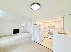 featured image of 1410 Ne 72nd St #3