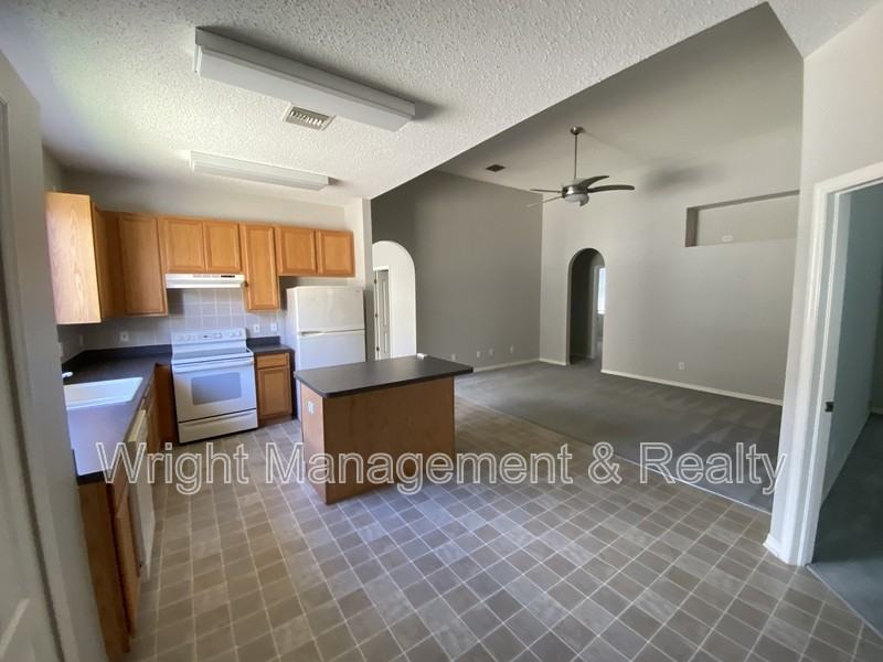 1439 Loretto Cir - Photo 5 of 12