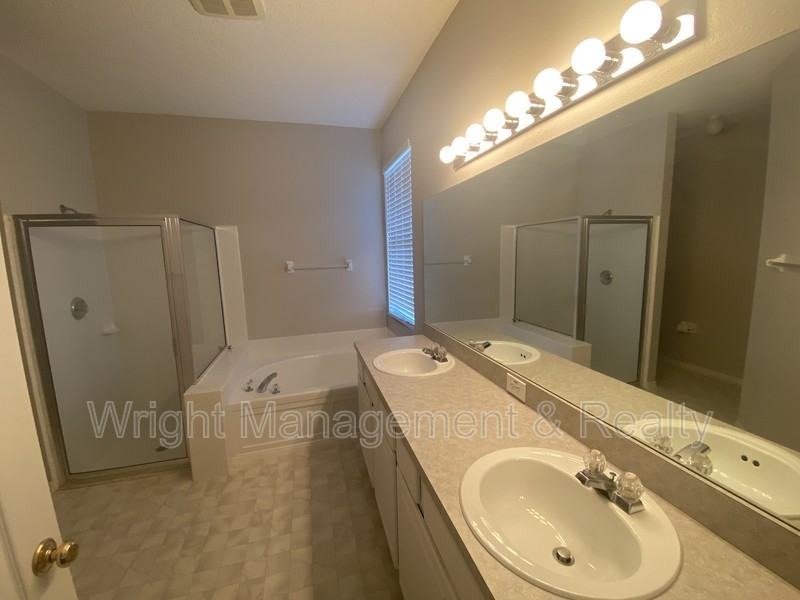 1439 Loretto Cir - Photo 7 of 12