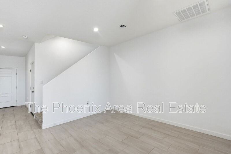 2761 W Seaver Ave - Photo 2 of 40