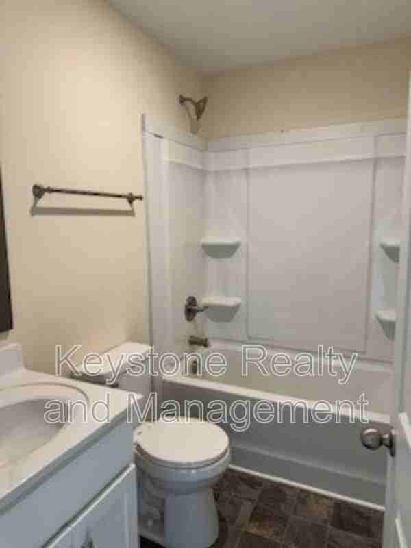 205 Emma St - Photo 5 of 10
