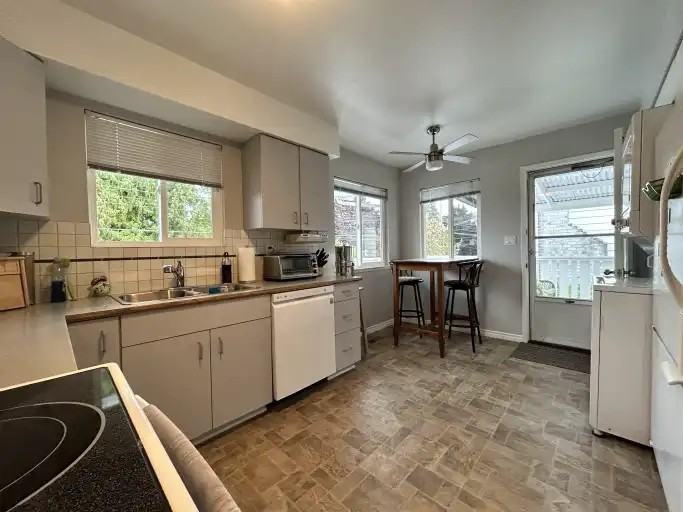 4531 47 St #A - Photo 6 of 24