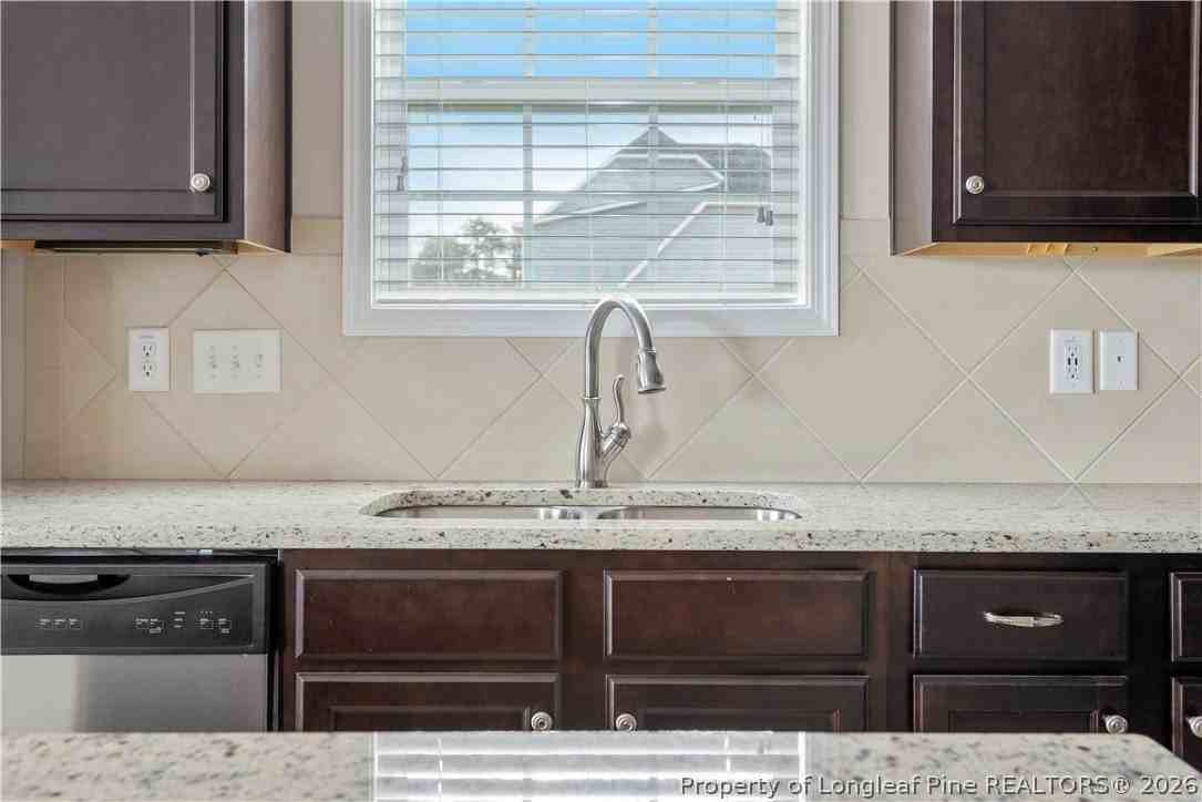 820 Leah St - Photo 4 of 27