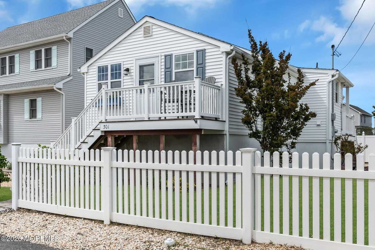 301 W Kupper Drive - Photo 2 of 42