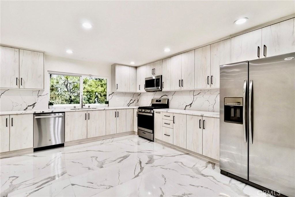11774 Doral Ave - Photo 5 of 36