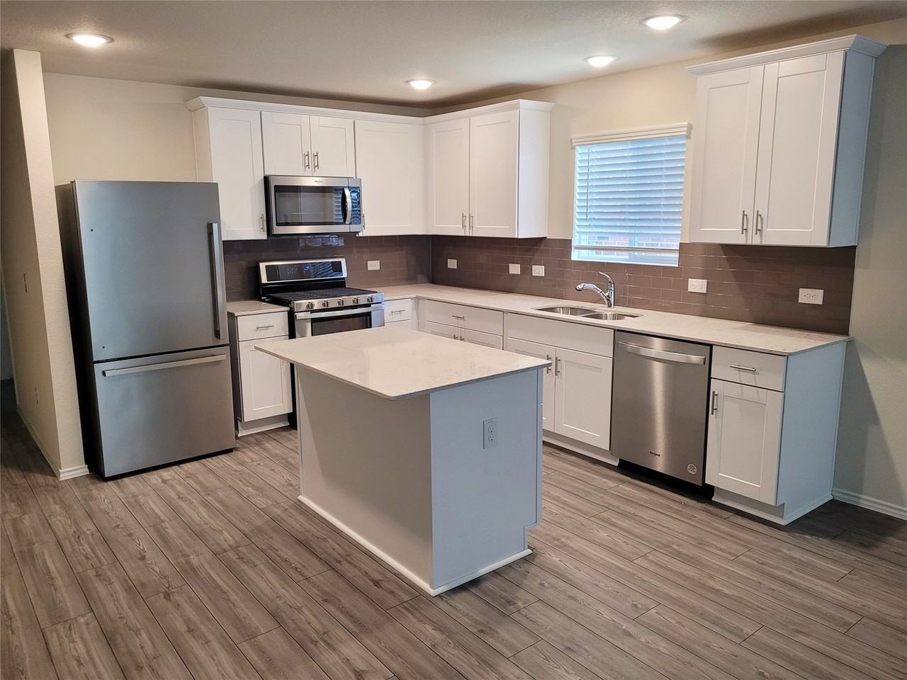 1049 Knightly Ln - Photo 4 of 19