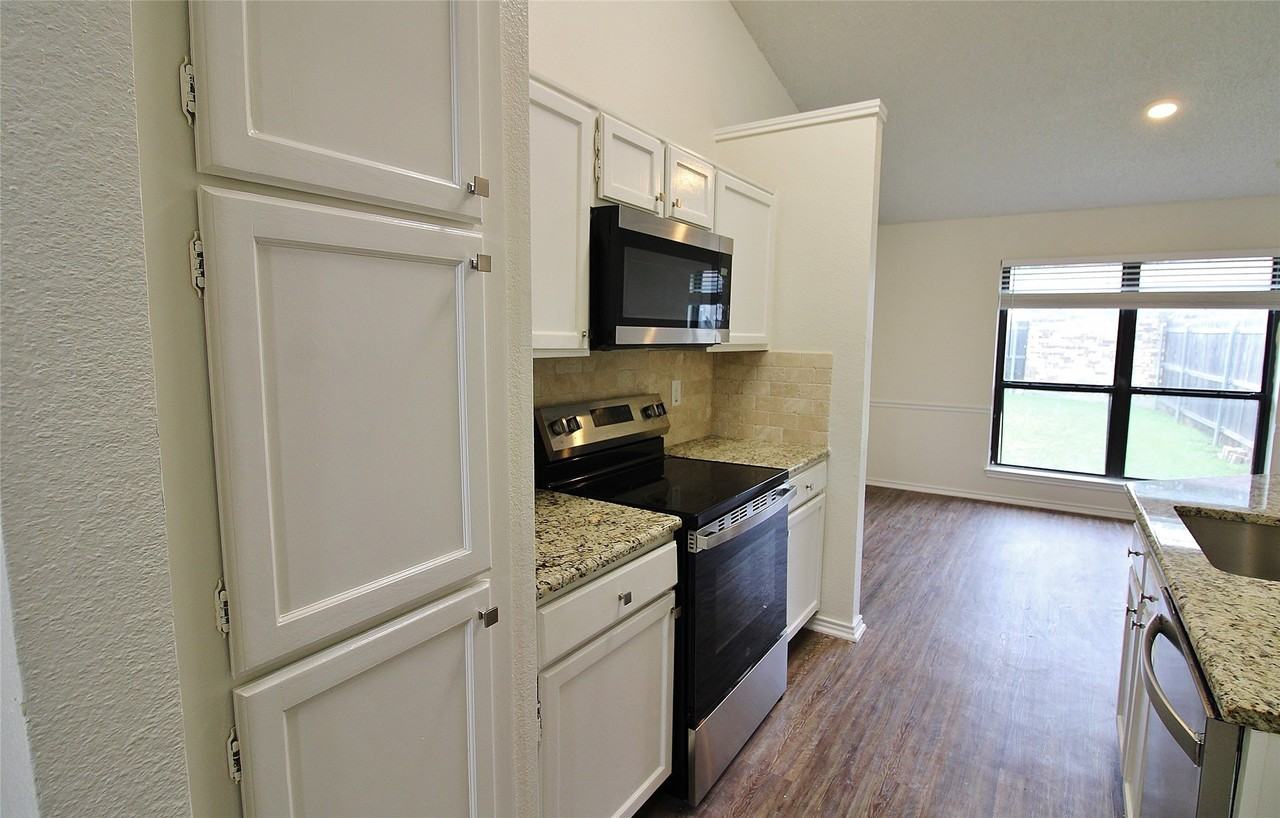1103 Hemlock Ct - Photo 6 of 15