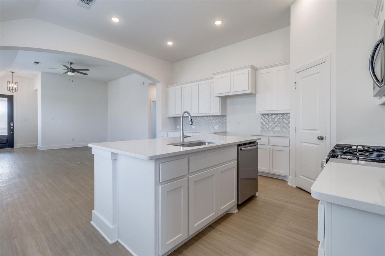 1249 Newport St - Photo 4 of 13