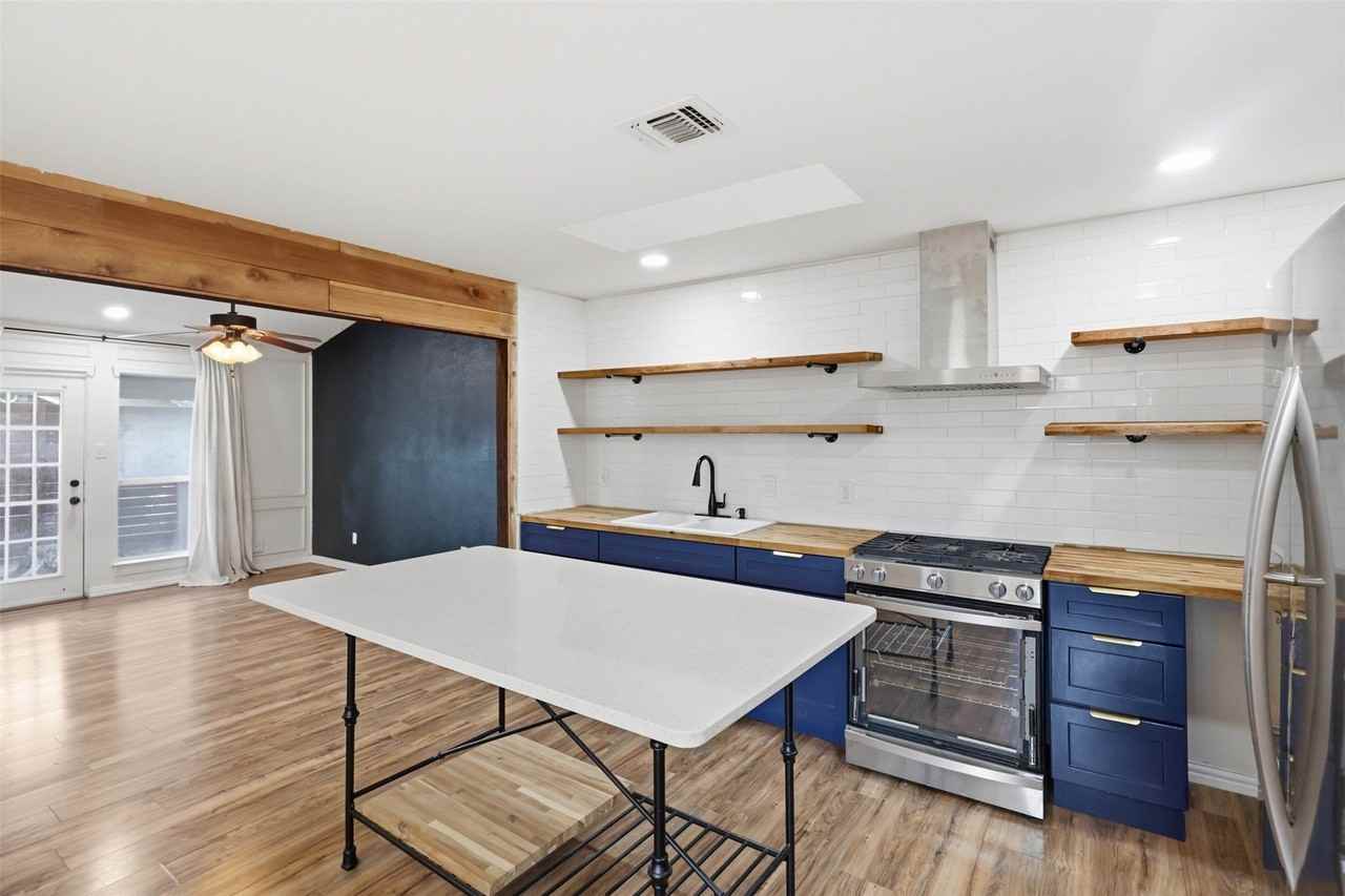 324 Crooked Ln - Photo 5 of 15