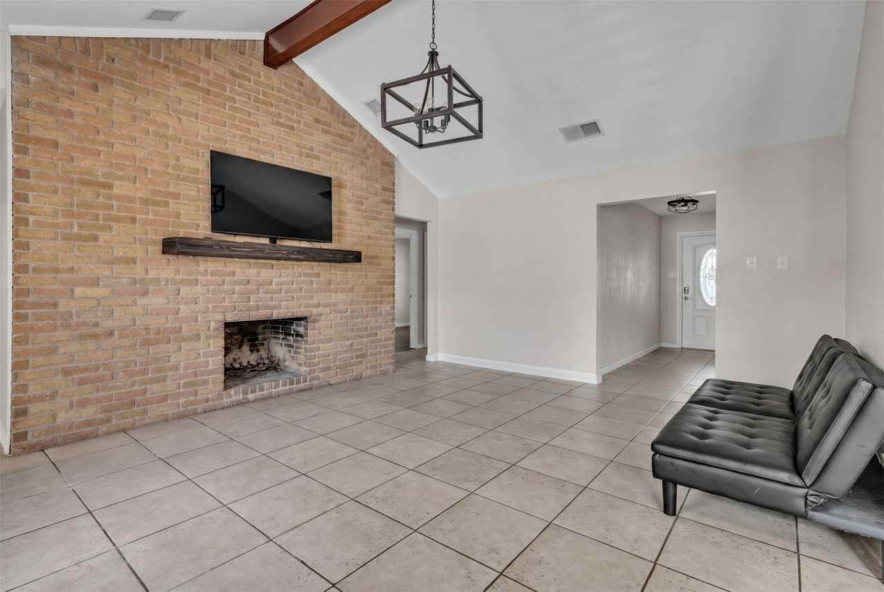 6801 Penhurst Dr - Photo 3 of 23