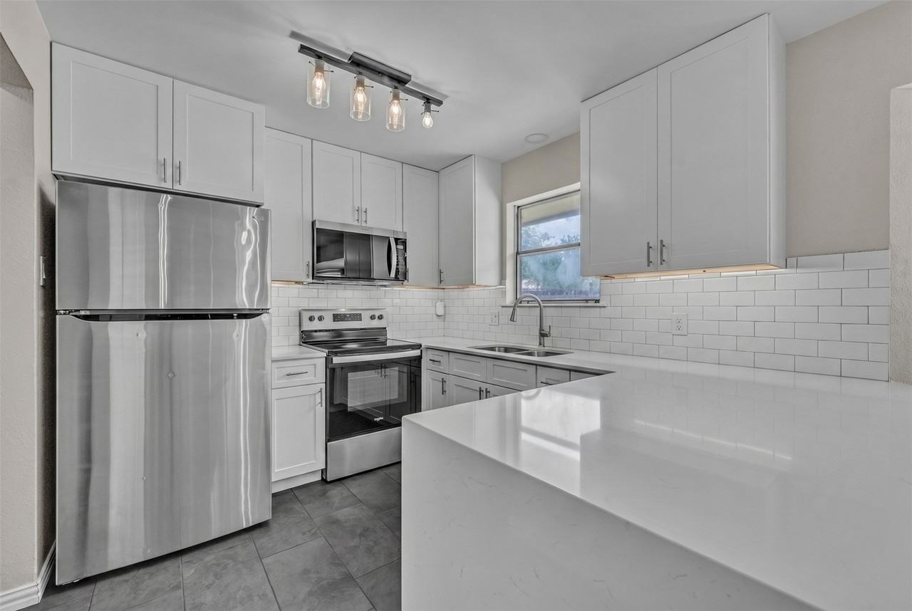 6801 Penhurst Dr - Photo 5 of 23