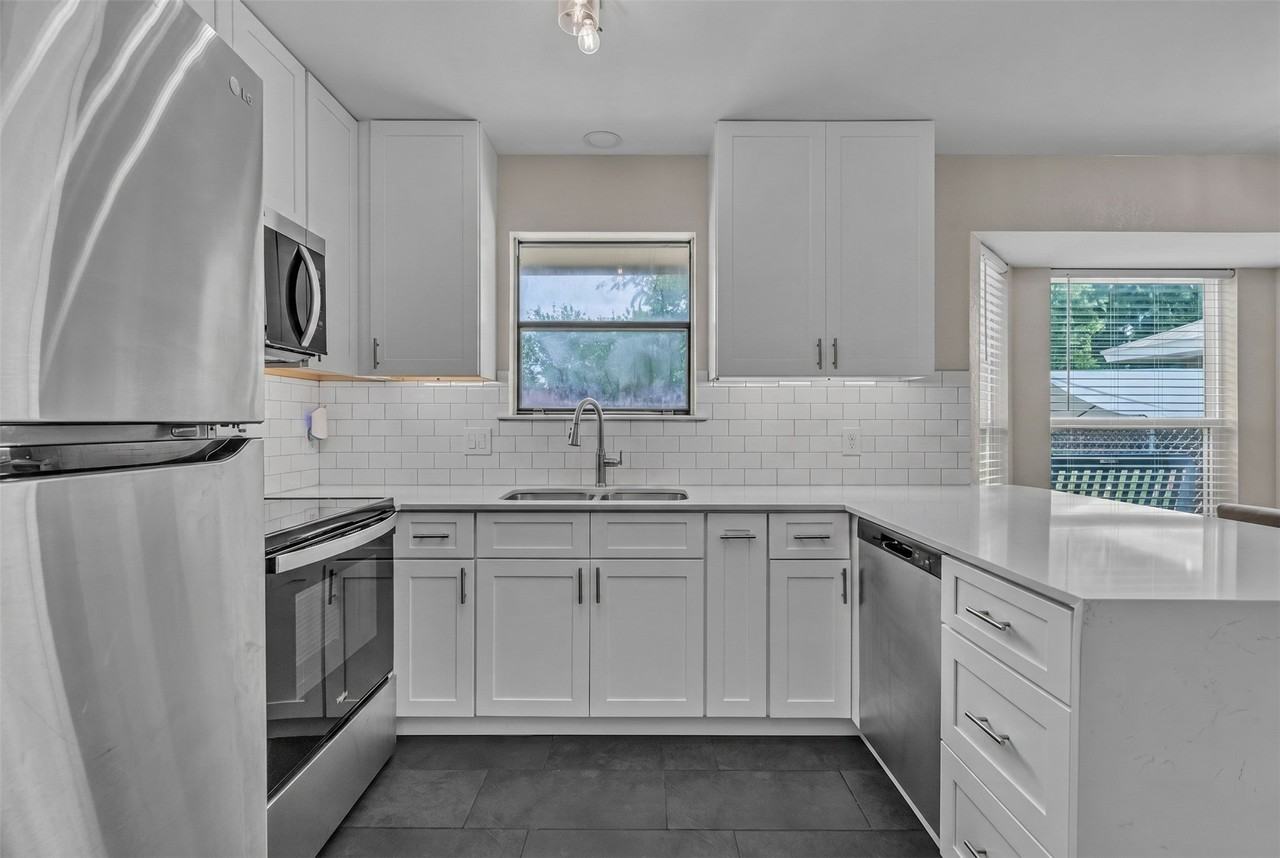 6801 Penhurst Dr - Photo 6 of 23