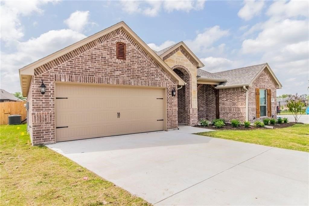 305 Jasmine Ct - Photo 2 of 18
