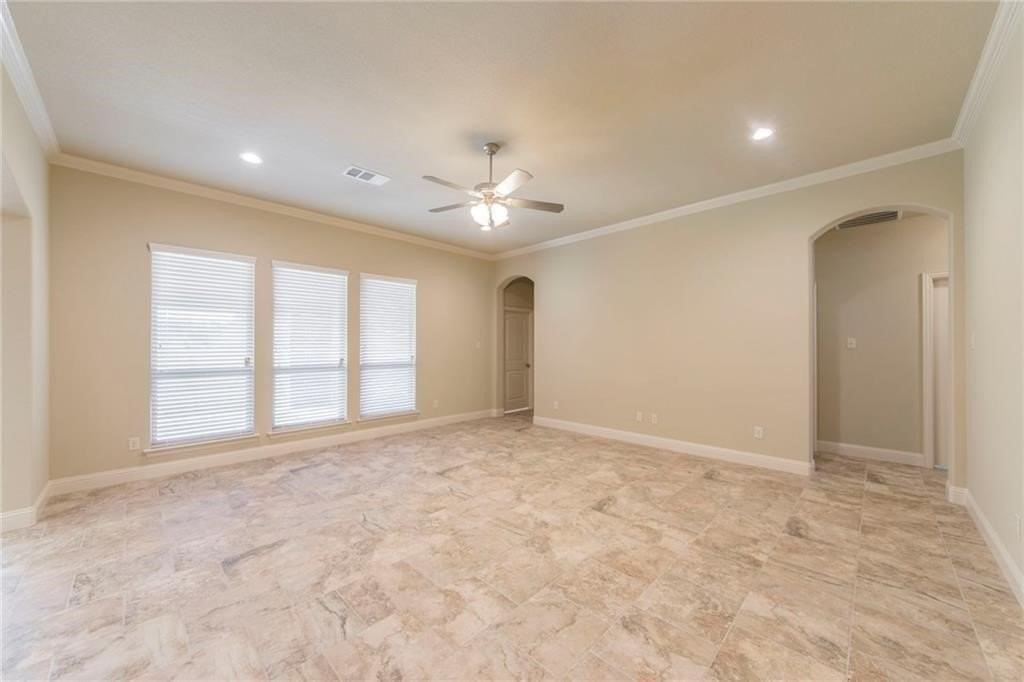 305 Jasmine Ct - Photo 4 of 18
