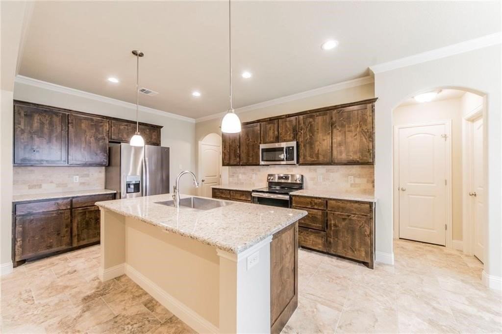 305 Jasmine Ct - Photo 5 of 18