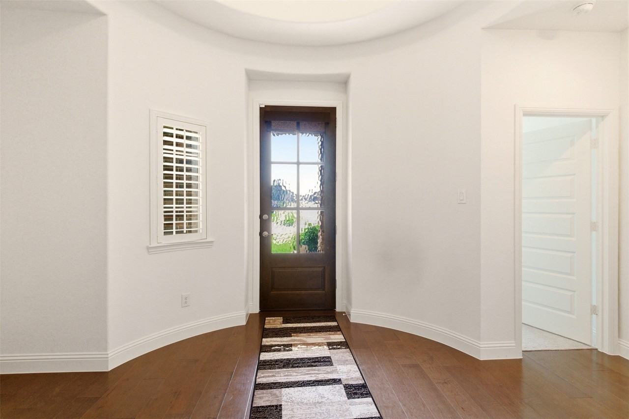 510 Royal Oaks Ln - Photo 3 of 25